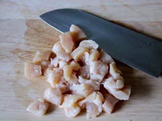 1、健康低热量披萨,把鸡胸肉给切成块