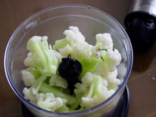 10、健康低热量披萨,泡好菜花后，放到搅拌机里