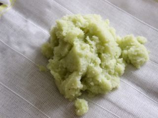 12、健康低热量披萨,放到一个布上