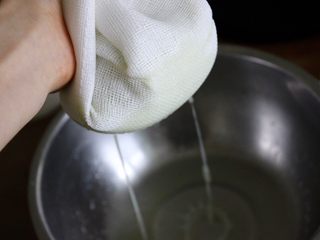 13、健康低热量披萨,把全部的水给挤出去