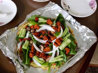 22、健康低热量披萨,加上菜和鸡胸肉，在烤箱里烤十分钟