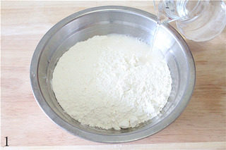 1、自制凉皮,面粉倒入盆里，慢慢倒入清水。