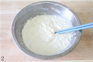 2、自制凉皮,边加水，边用筷子慢慢搅拌。