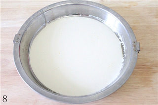 8、自制凉皮,慢慢把面糊摇均匀，平摊在面皮罗罗里