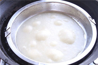 10、自制凉皮,盖上锅盖，全程大火，约1-2分钟，表面冒大泡就，盖上锅盖在闷半分钟到1分钟就好了