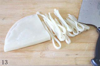 13、自制凉皮,吃的时候切成7毫米左右的宽度，麻酱凉皮不宜切的过宽