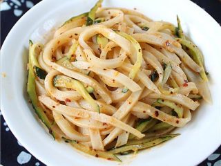 14、自制凉皮,备好麻酱、黄瓜、醋、蒜搅拌即可