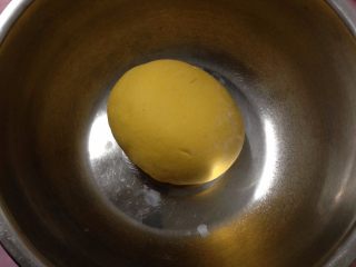 1、会吐珠的贝壳馒头,活成较硬的面团，加盖发酵至两倍大