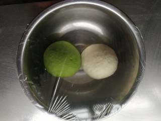 4、翡翠烧麦,白色、绿色面团分别加水和菠菜汁揉成光滑的面团，盖保鲜膜醒20分钟左右。