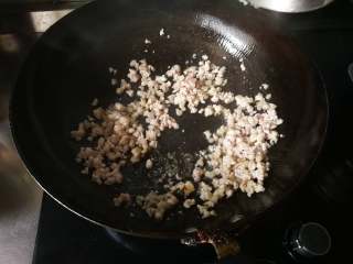 6、翡翠烧麦,锅内放油，油热后放肉丁炒散.