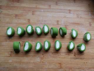 12、翡翠烧麦,切成一个个比饺子皮略大的小剂子