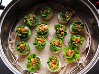 17、翡翠烧麦,锅内水开后放入烧麦蒸10分钟就好了。馅料都是熟的不用蒸很久。