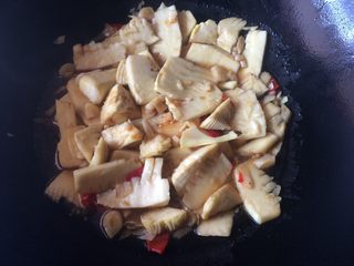 7、油焖春笋,再倒入调配好的酱汁