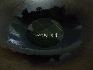 5、麻辣酒鬼花生,炒锅烧热，倒入适量植物油，油量比平时炒菜多一点；