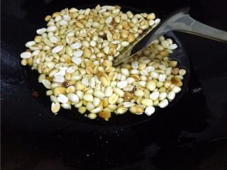 6、麻辣酒鬼花生,热锅凉油，倒入花生米小火炸香，捞出备用；