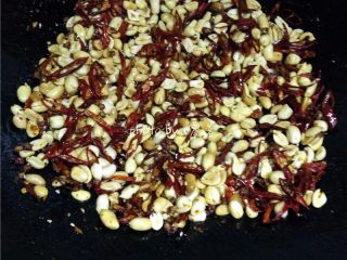 10、麻辣酒鬼花生,炒匀，关火；