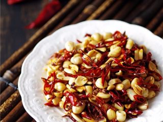 11、麻辣酒鬼花生,关火，盛出；