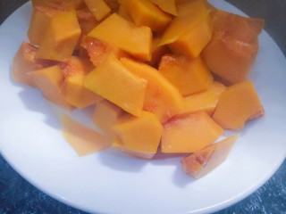 1、黄金南瓜球,开大火，上锅蒸10分钟，变色变软即熟