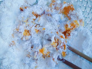 4、黄金南瓜球,用筷子搅拌至絮状，拌至无干粉，方便揉团，南瓜水份多，不需要加水哦！