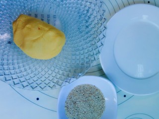 6、黄金南瓜球,南瓜团准备好，芝麻适量