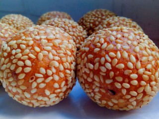 11、黄金南瓜球,来个近照！外表酥脆的感觉，咬下去，里面满满南瓜香甜！