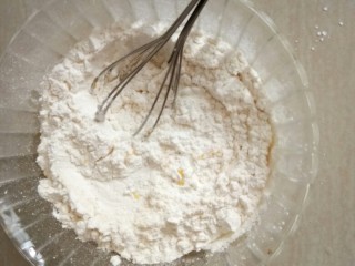 3、旺仔小馒头,将马铃薯淀粉、低筋面粉、奶粉、泡打粉混合拌匀，过筛入蛋液中。