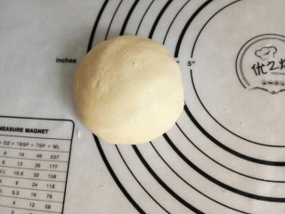 4、旺仔小馒头,和成软硬适度的面团，如果硬了加蛋液，软了加淀粉.