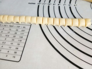 6、旺仔小馒头,切成小段。大概一克到两克左右。