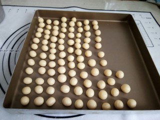 8、旺仔小馒头,隔开排放入不沾烤盘中。