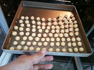 9、旺仔小馒头,放入预热好的烤箱，中层，160度18分钟。表面微黄即可。