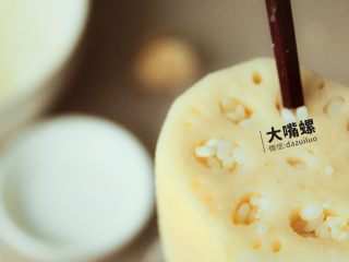 4、滋补红糖糯米藕丨大嘴螺,可用筷子辅助，压的尽量紧实一些