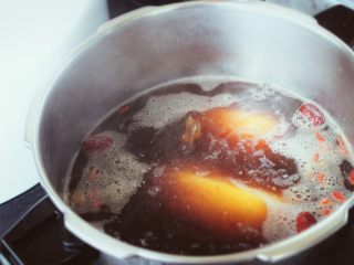 8、滋补红糖糯米藕丨大嘴螺,小编这次为了赶时间，用的是高压锅，大火压了半个小时，待气走完即可出锅(用炖锅来闷味道会更好，成色也会更足，炖锅需炖1个半小时左右