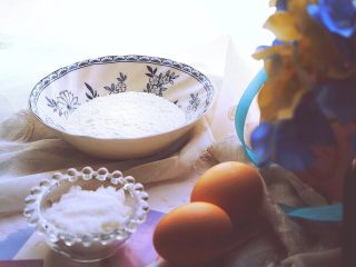 1、酥脆可口的 手指饼干 (提拉米苏原料),准备材料 烤盘上铺一层油纸