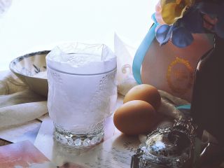 3、酥脆可口的 手指饼干 (提拉米苏原料),将裱花袋装入杯子里 备用