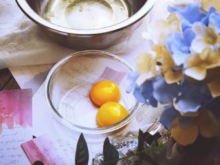 4、酥脆可口的 手指饼干 (提拉米苏原料),将鸡蛋分离出蛋清与蛋黄