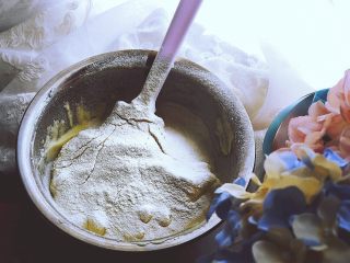 10、酥脆可口的 手指饼干 (提拉米苏原料),筛入面粉，同样切拌均匀