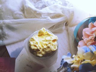 11、酥脆可口的 手指饼干 (提拉米苏原料),拌好的面糊装入裱花袋