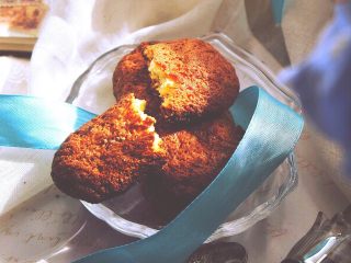 12、酥脆可口的 手指饼干 (提拉米苏原料),取出晾晾，成品轻盈酥脆 蛋香浓郁 口感不像普通饼干一样那么扎实，不放油 当小零食空口吃也不错