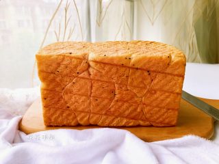 16、火龙果切片吐司,晾至常温。