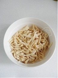 8、香拌鸡丝,擦净鸡胸肉表面水分，撕成丝