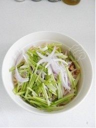 11、香拌鸡丝,放入洋葱丝和香菜梗