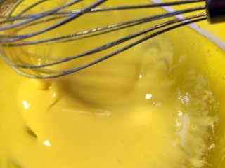 3、婴儿无油无糖零食@蛋黄溶豆,成可以画出8字不马上消失的状态，就ok了！