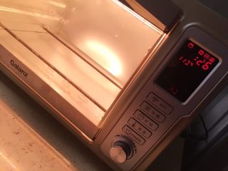 4、婴儿无油无糖零食@蛋黄溶豆,烤箱100度，预热5-10分钟