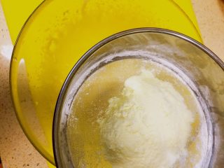5、婴儿无油无糖零食@蛋黄溶豆,把配方奶，筛入蛋黄糊中。