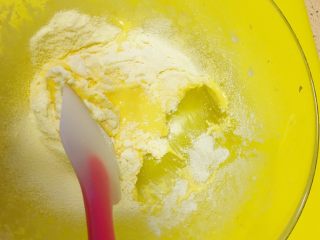 6、婴儿无油无糖零食@蛋黄溶豆,用翻炒的方式搅拌均匀，不要打圈哦，容易消泡了呢。