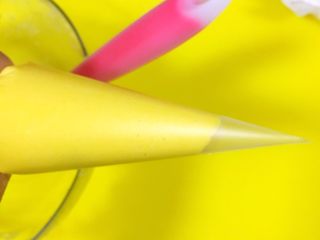 8、婴儿无油无糖零食@蛋黄溶豆,放入裱花袋