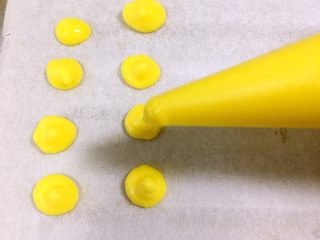 10、婴儿无油无糖零食@蛋黄溶豆,然后挤小圆豆在烤盘里