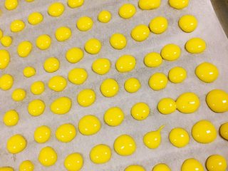 11、婴儿无油无糖零食@蛋黄溶豆,离得尽量远一点，因为会流，烤的时候还会变大，为了好看，不要靠太近，会黏在一起。我这个就有点近了呢。