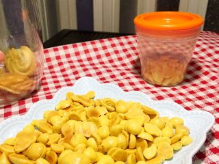 12、婴儿无油无糖零食@蛋黄溶豆,100度，然后烤箱里上下火，烤15分钟-20分钟。自己看成色，如果拿出来还是有点软，就再烤3分钟这样加上去，千万别糊了，就不好吃了。又不健康。