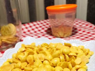 14、婴儿无油无糖零食@蛋黄溶豆,入口即化，让宝贝自己拿着吃，可以训练手眼协调力，还可以用来跟孩子玩游戏的奖励，真是美好的亲子小东西呢。